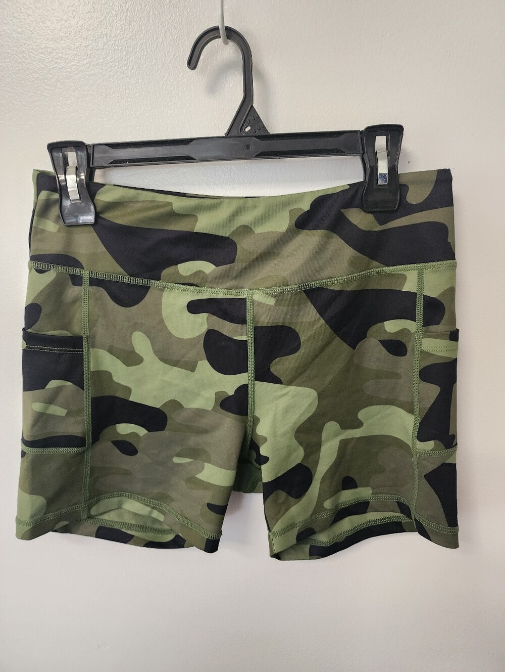 Zyia Women's Camo Pocket Shorts - Green
